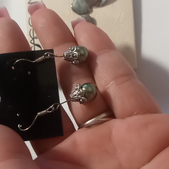 Sasson signatures vintage earrings,green/silver drop beads & beaded hoops. - Picture 6 of 7